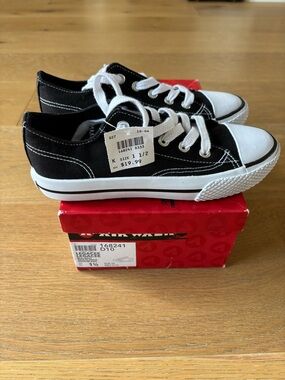 Airwalk Kids Black and White Low-Top Canvas Sneakers